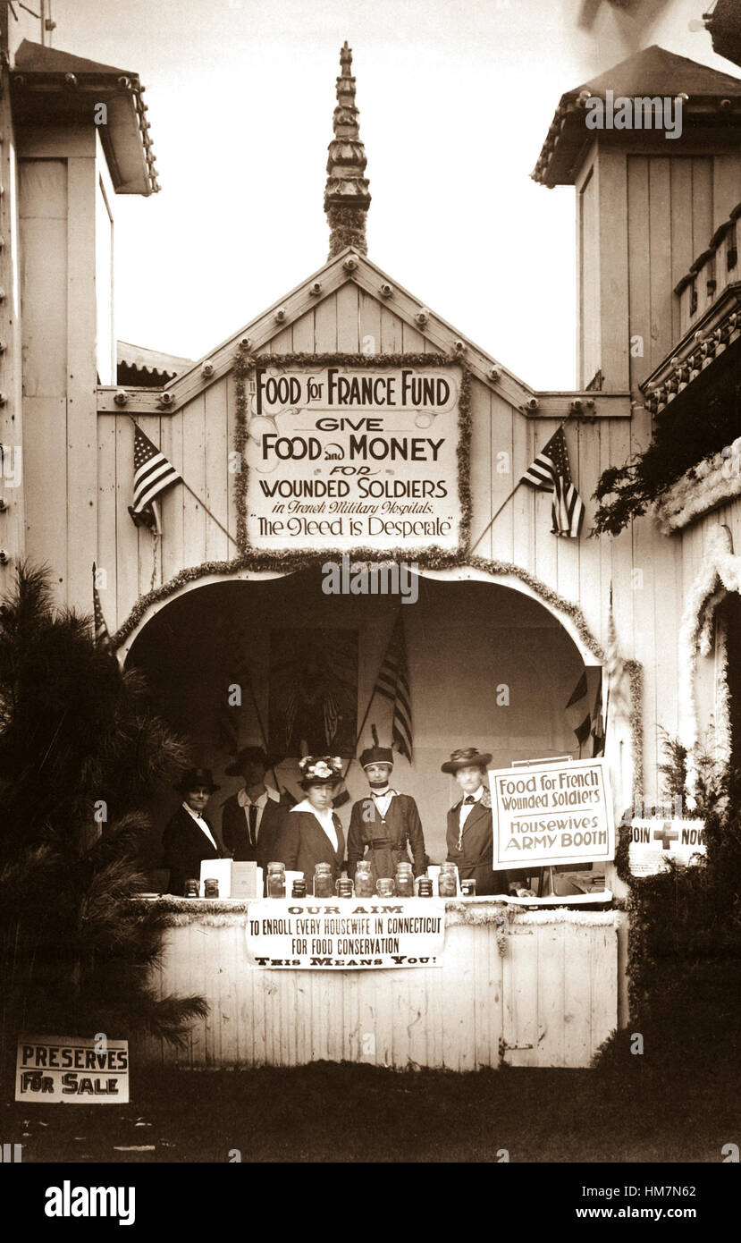 Food for France Fund booth at Conneticut State Fair, Hartford, Conn., week of Sept. 3, Housewives' Army, Hartford, Conn. Ca. 1917. Stock Photo