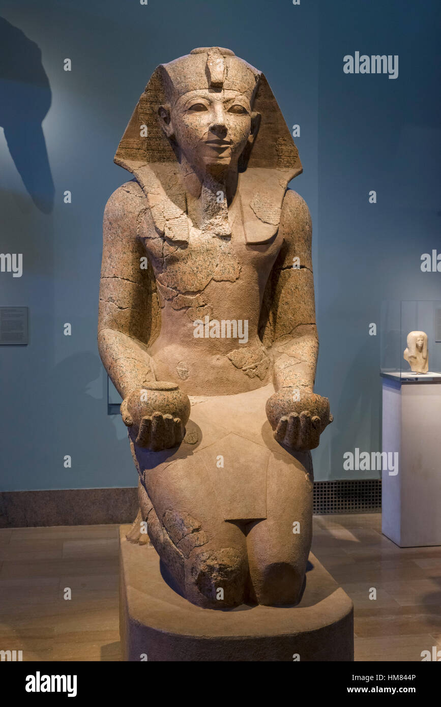 Hatshepsut. Large Kneeling Statue of Hatshepsut from Thebes, 18th Dynasty, 1473-1458 BC Stock Photo