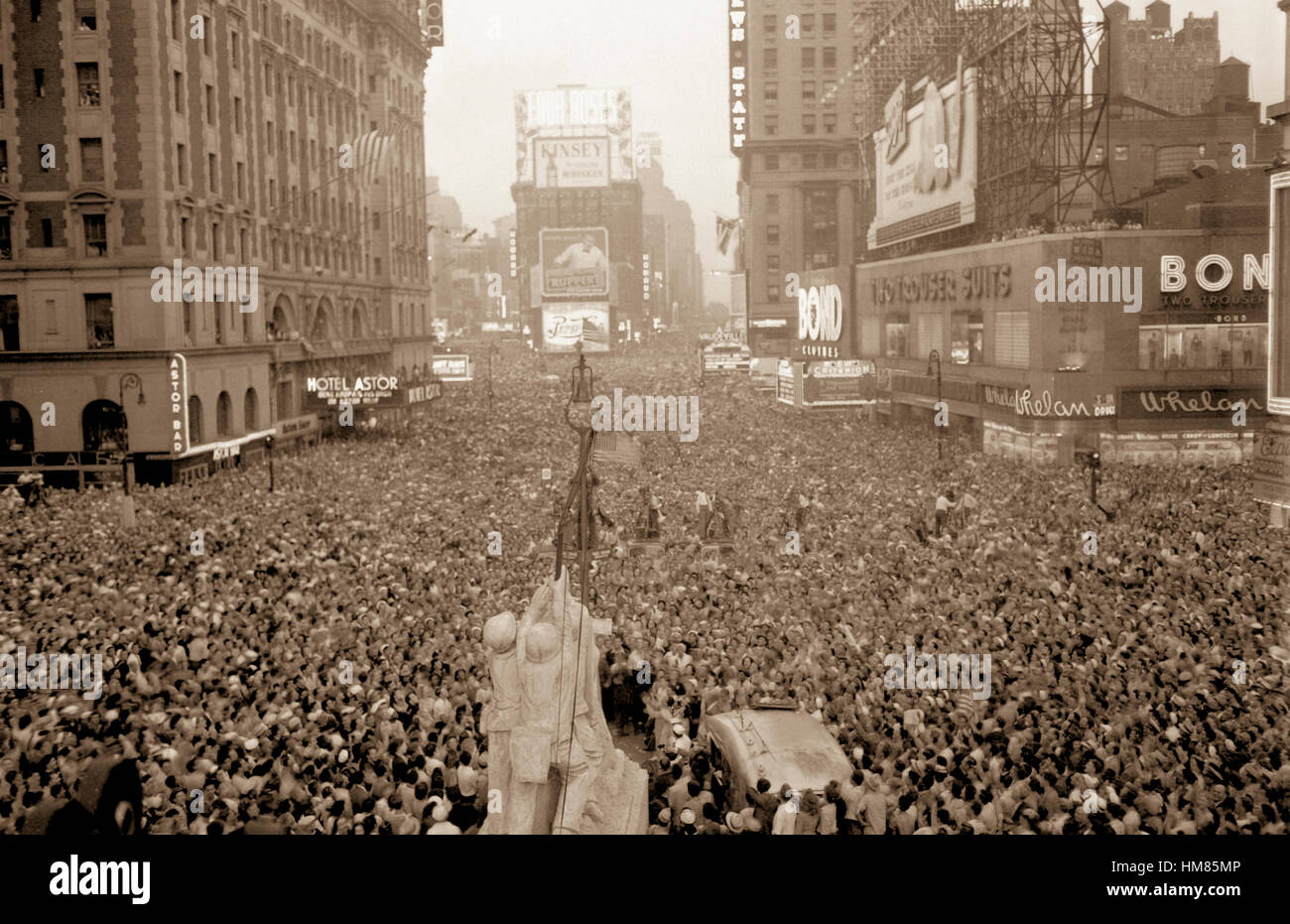 V-J Day in New York City.  Crowds gather in Times Square to celebrate the surrender of Japn, August 15, 1945.  Sgt. Reg. Kenny.  (Army) NARA FILE #:  111-SC-329414 WAR & CONFLICT BOOK #:  1359 Stock Photo