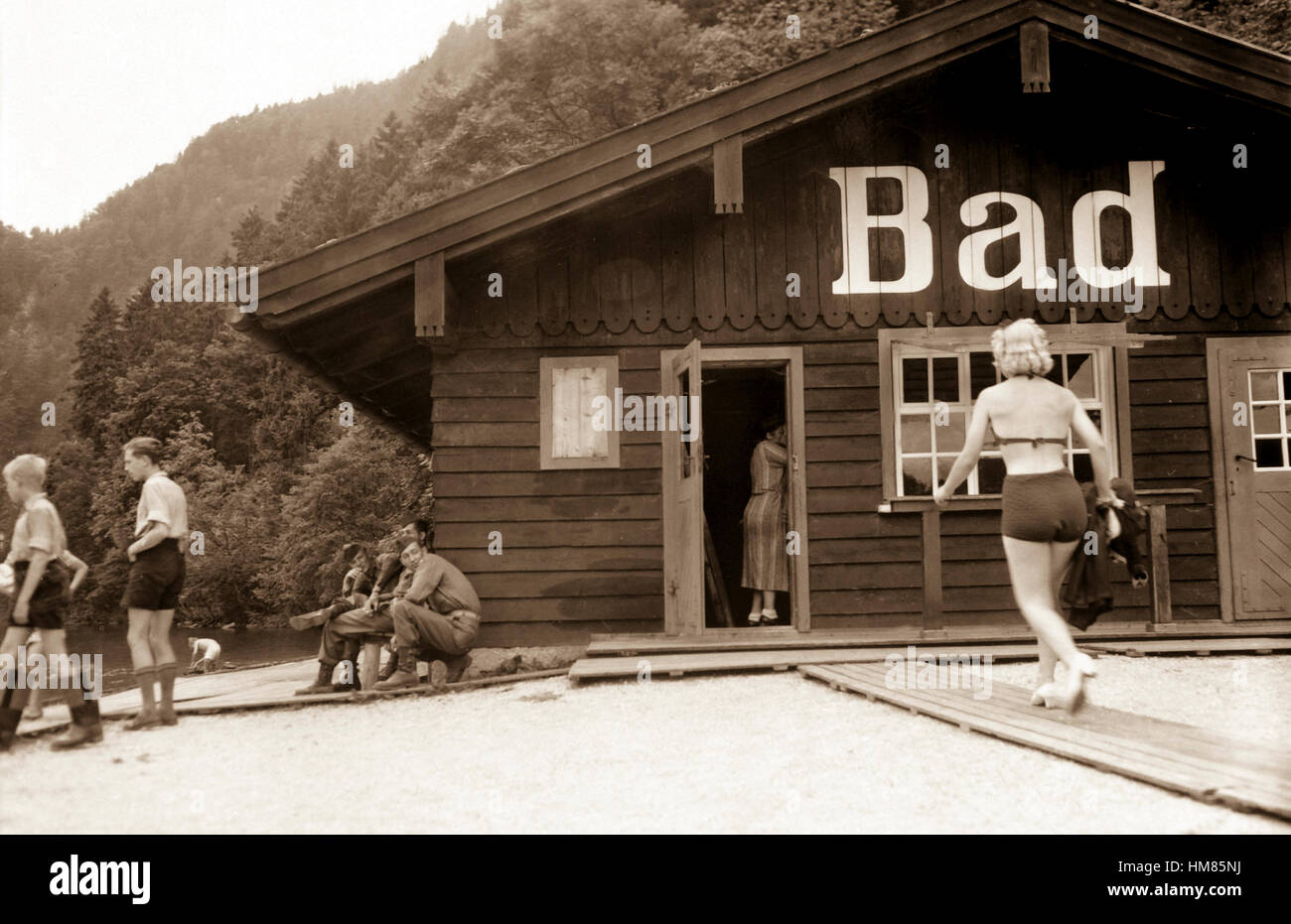 Verboten! Men 101st Airborne Div. remember they can not fraternize as they watch a shapely fraulein swing up the walk to their rest center in konignsee, Germany.  June 18, 1945  Sgt. R. Sawyer. (Army) Exact Date Shot Unknown NARA FILE #:  111-SC-208042 WAR & CONFLICT BOOK #:  1263 Stock Photo