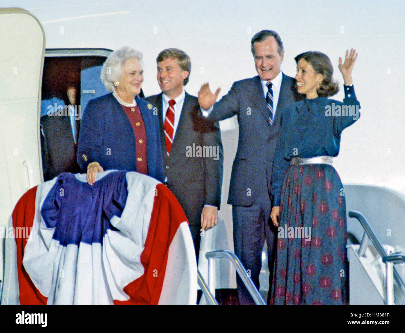United States President-elect George H.W. Bush and Vice President-elect Dan Quayle return to Andrews Air Force Base, just outside Washington, D.C. after winning the 1988 Presidential Election on November 9, 1988. From left to right: Barbara Bush, VP-elect Stock Photo