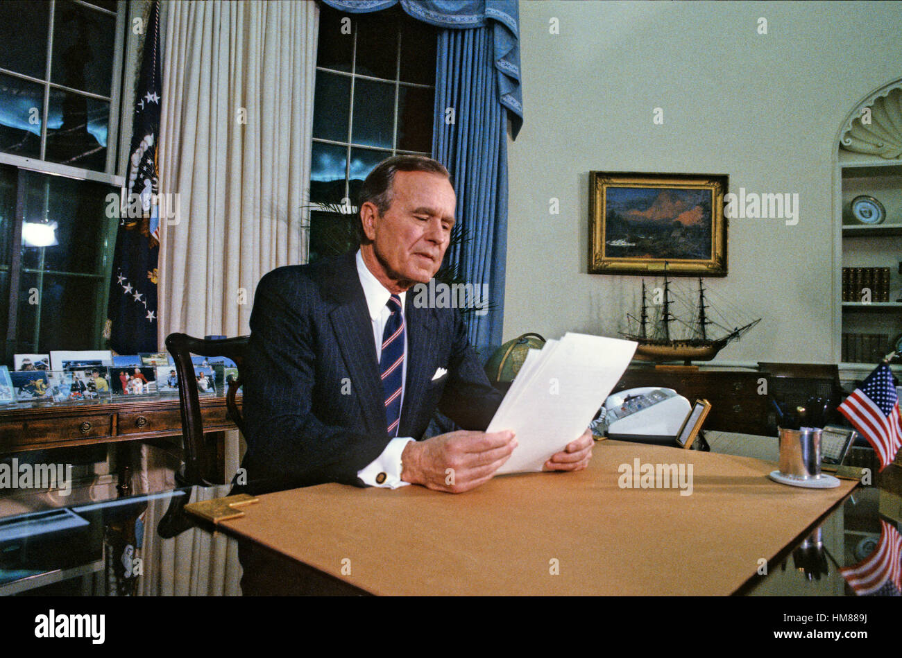 George h w bush oval office hi-res stock photography and images - Alamy