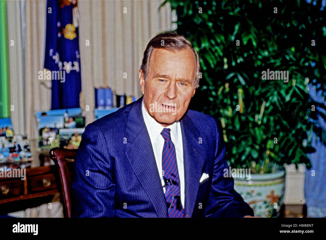 United States President George H.W. Bush poses for photos in the Oval ...