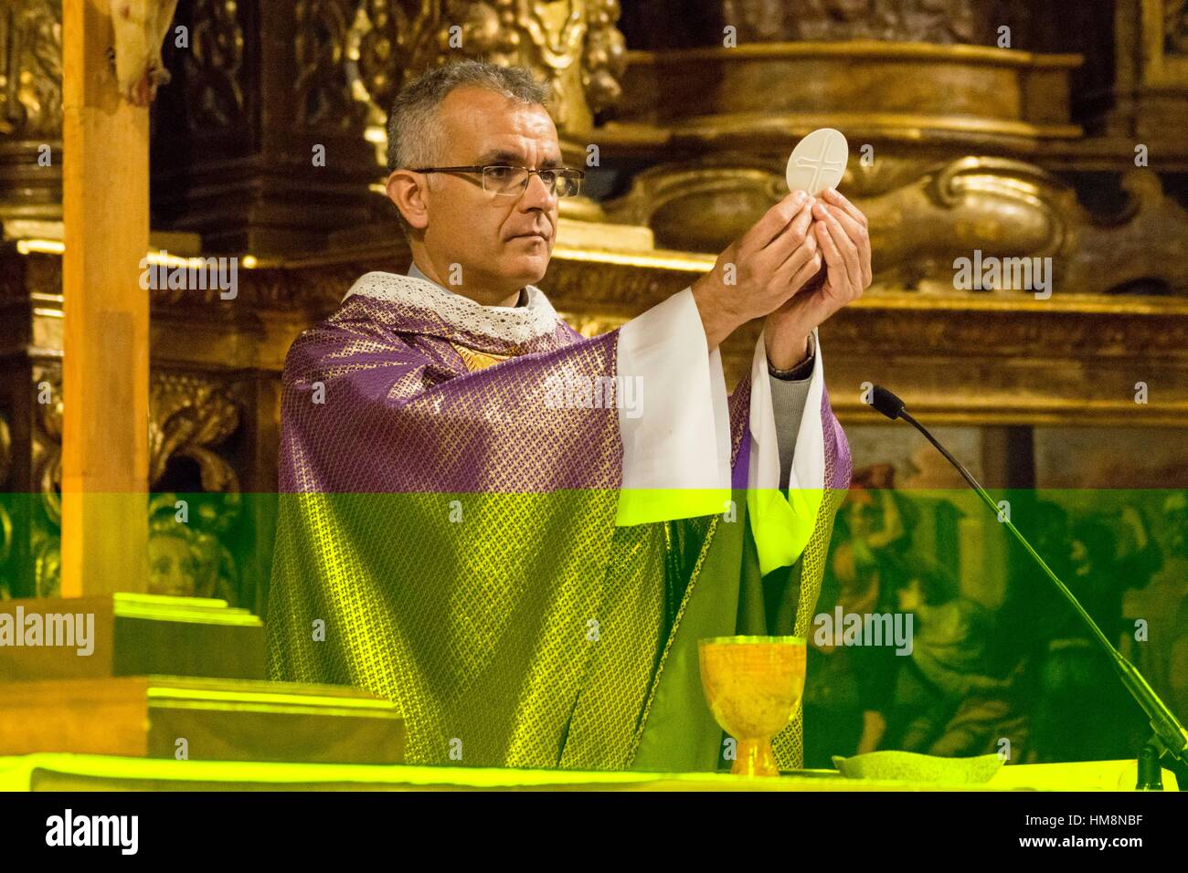 celebracion de misa catolica, presentacion de los dones, iglesia de ...