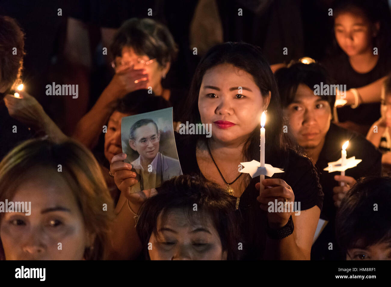Mourners pay respects to late King Bhumibol Adulyadej, Sanam Luang, Grand Palace, Bangkok, Thailand Stock Photo