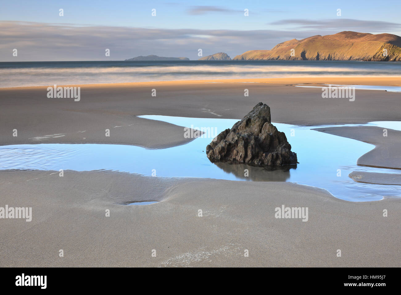 Coumeenoole Bay, Dingle Peninsula, County Kerry, Munster, Republic of Ireland Stock Photo
