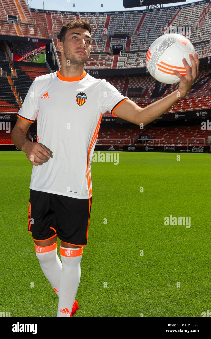 Munir El Haddadi has been presented as a new player of Valencia CF in a  press conference for the media, then be presented to the public. In the  Mestalla stadium. On Thursday