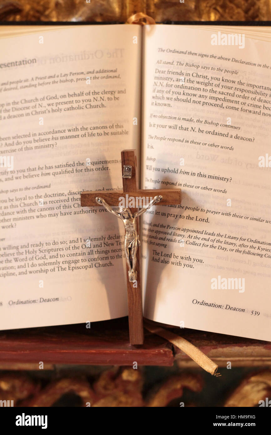 Crucifix En Bois Depose Devant Une Bible Ouverte Stock Photo Alamy Crucifix En Bois Depose Devant Une Bible Ouverte Stock Photo Alamy