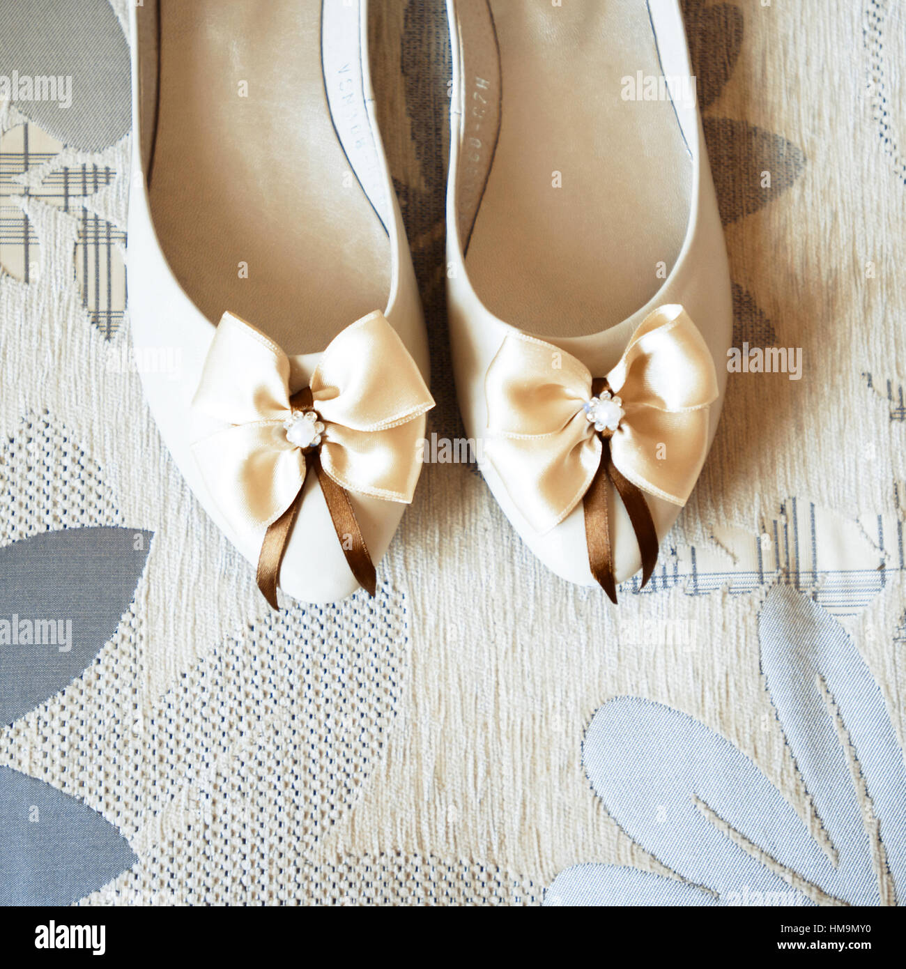 Wedding shoes with a bow Stock Photo - Alamy