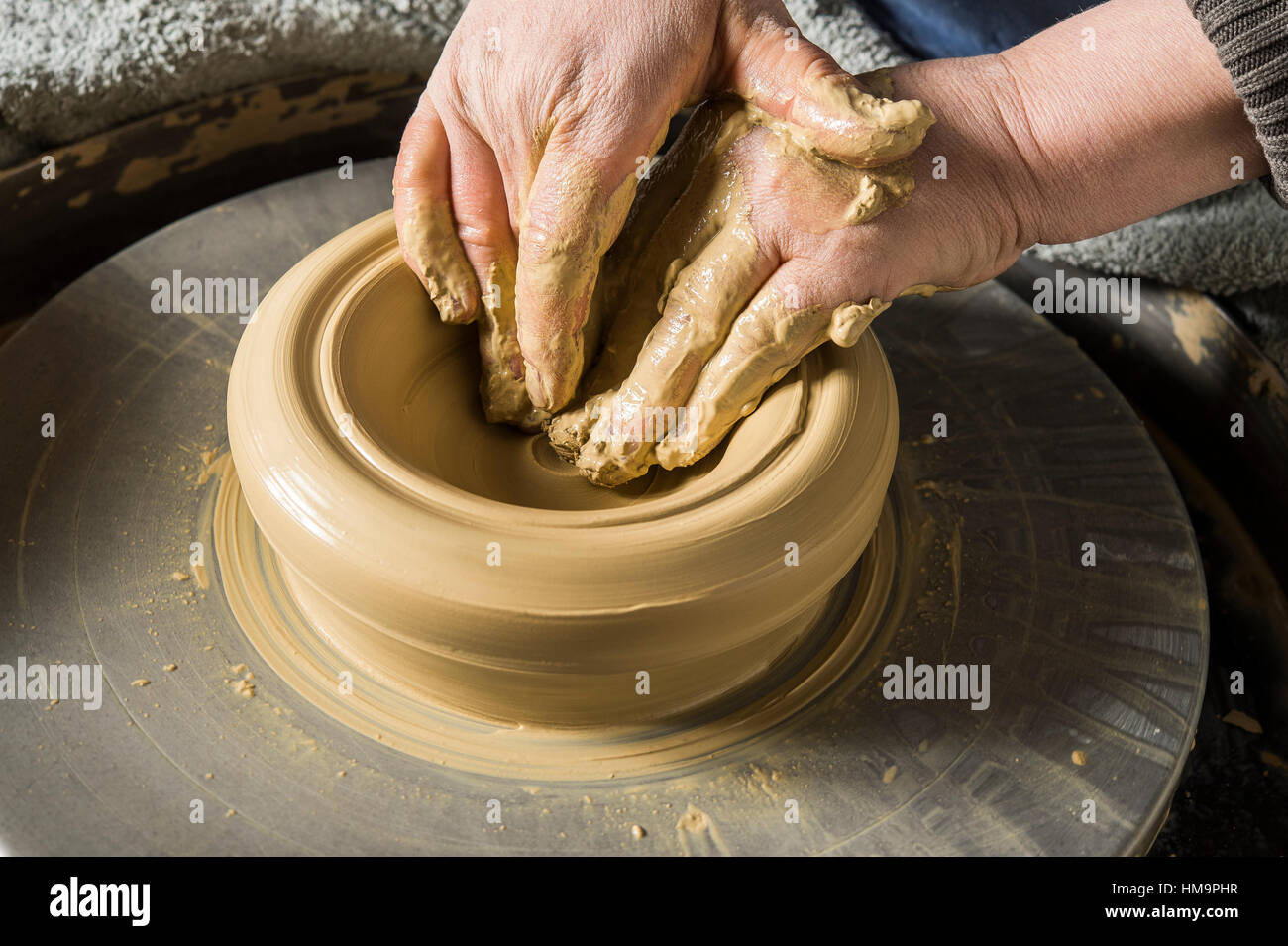 Pottery wheel hands hires stock photography and images Alamy