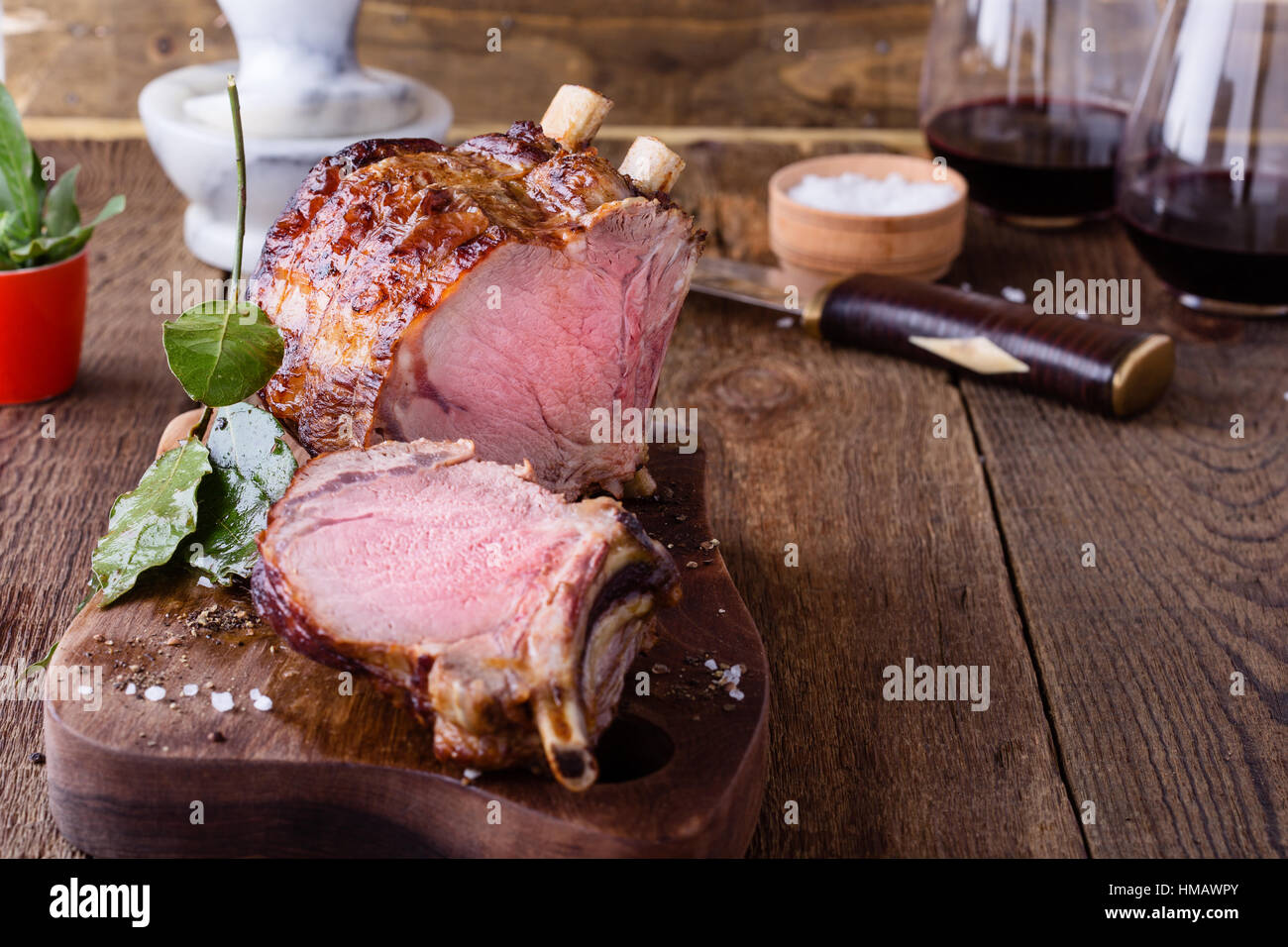 https://c8.alamy.com/comp/HMAWPY/homemade-bone-in-prime-rib-roast-HMAWPY.jpg