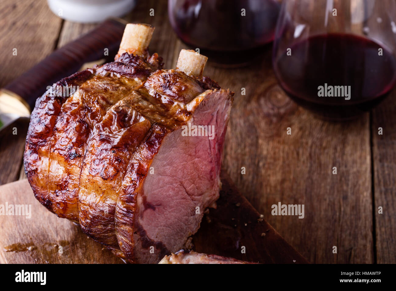 https://c8.alamy.com/comp/HMAWTP/homemade-bone-in-prime-rib-roast-HMAWTP.jpg