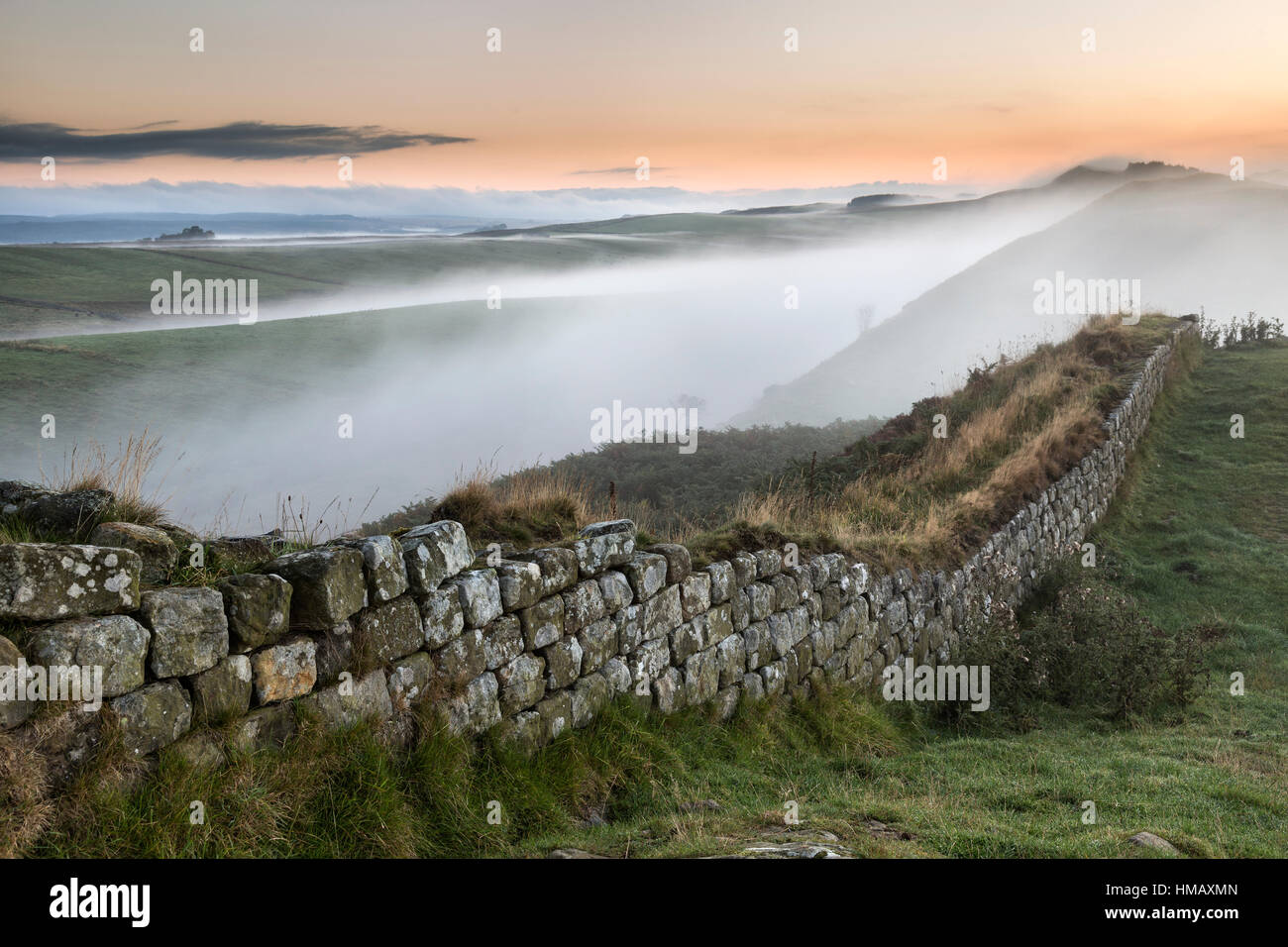 Hadrian's Wall: early morning autumnal mist cloaks the low ground, seen here looking east from the path up on Peel Crags Stock Photo