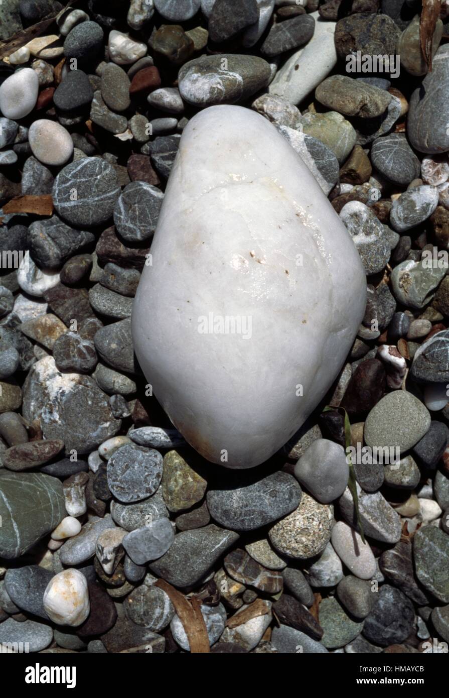 Single standing stones hi-res stock photography and images - Alamy