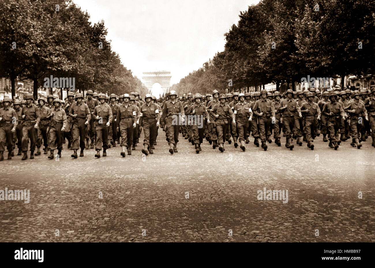 American troops of the 28th Infantry Division march down the Champs Elysees, Paris, in the 'Victory' Parade.  August 29, 1944.  Poinsett. (Army) NARA FILE #:  111-SC-193197 WAR & CONFLICT BOOK #:  1059 Stock Photo