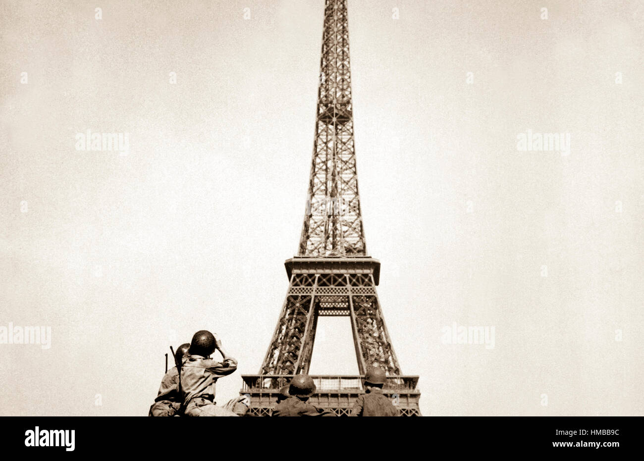 Soldiers of the 4th U.S. Infantry Division look at the Eiffel Tower in Paris, after the French capital had been liberated on August 25, 1944. John Downey.  (OWI) NARA FILE #:  208-MFI-3B-1 WAR & CONFLICT BOOK #:  1058 Stock Photo