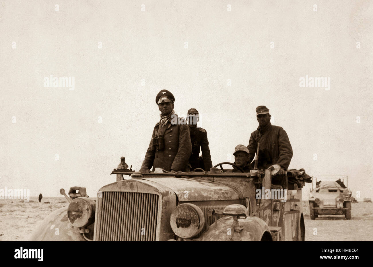 General Rommel bei der 15.  Panzer-Division zwischen Tobruk und Sidi Omar.  General Rommel with the 15th Panzer Division between Tobruk and Sidi Omar.  Libya, Janurary or November 24, 1941. Stock Photo