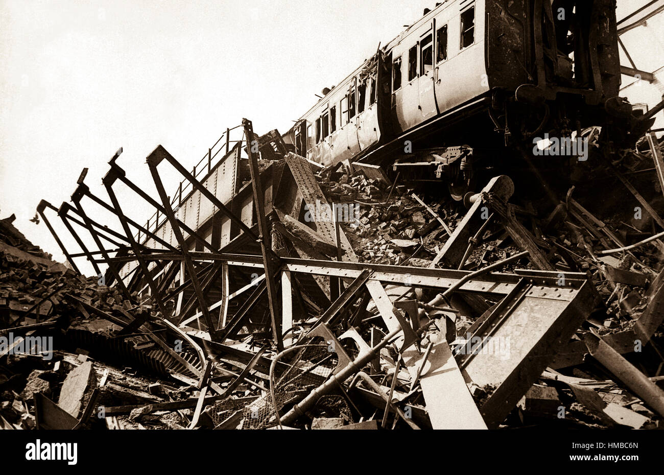 Bombing of london in world war ii hi-res stock photography and images ...