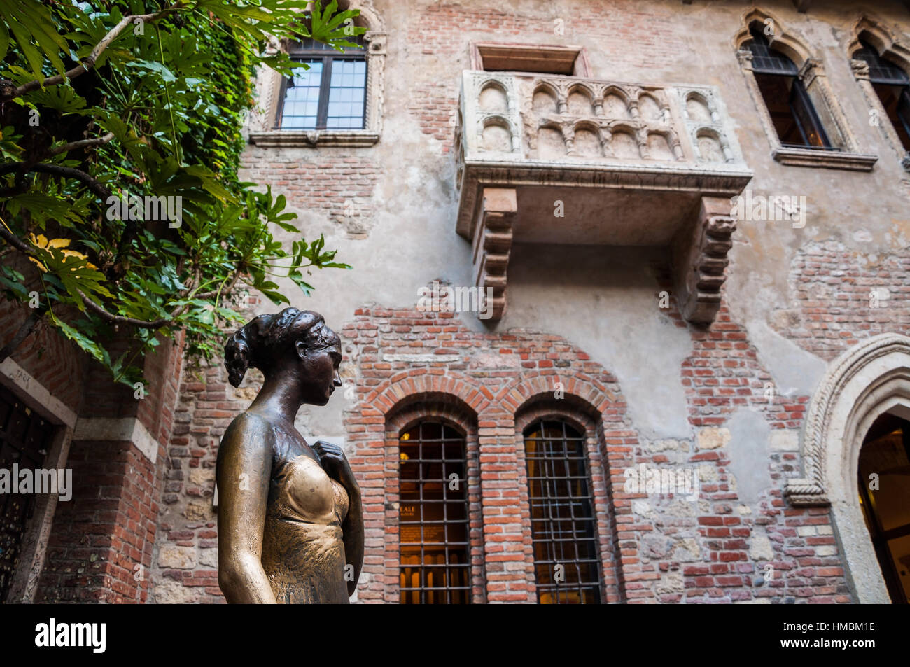 Statue of Juliet, with balcony in the background. Verona Stock Photo