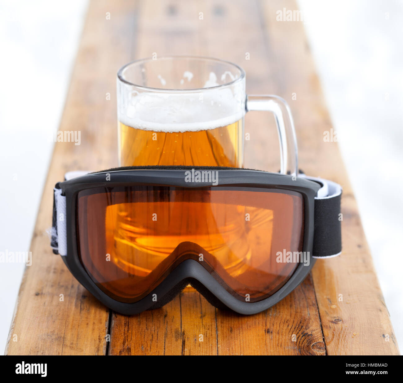 Ski goggles and glass mug with fresh cold beer on wooden bench in outdoor  cafe at ski resort Stock Photo - Alamy
