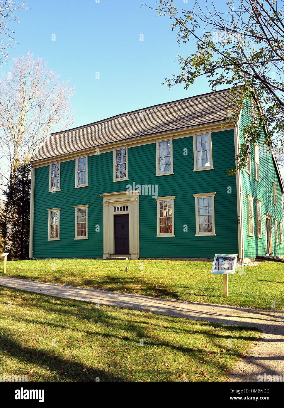 Colonial saltbox hi-res stock photography and images - Alamy, image size:969x1390