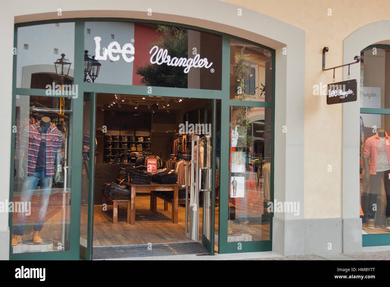 MUGELLO, ITALY - SEPTEMBER 11, 2014: Facade of Lee Wrangler store in  McArthurGlen Designer Outlet Barberino. Wrangler is an American  manufacturer of j Stock Photo - Alamy