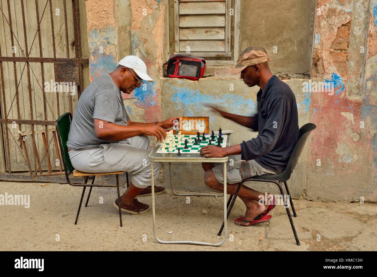 Locals playing chess hi-res stock photography and images - Alamy