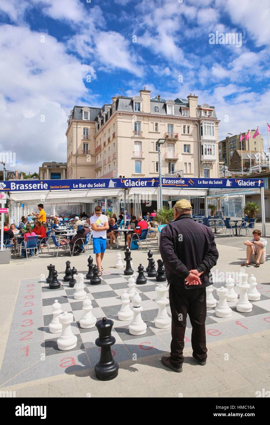 Casino, Chess, Plage de l´Écluse, Eclus beach, Dinard, Emerald Coast, Côtes  d´Armor, Brittany, Bretagne, France Stock Photo - Alamy