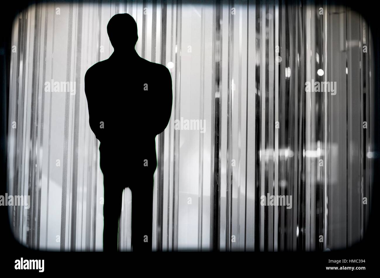 silueta de un hombre irreconocible y de incognito sobre unas sombras, silhouette of a unrecognizable and incognito man. Stock Photo