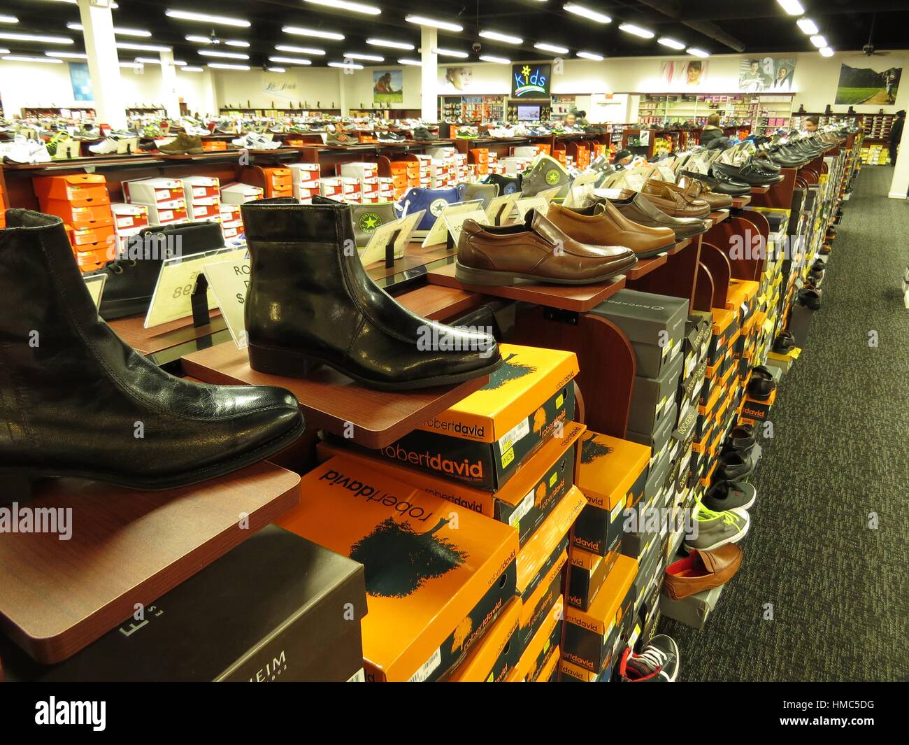 Men´s shoes for sale Stock Photo Alamy
