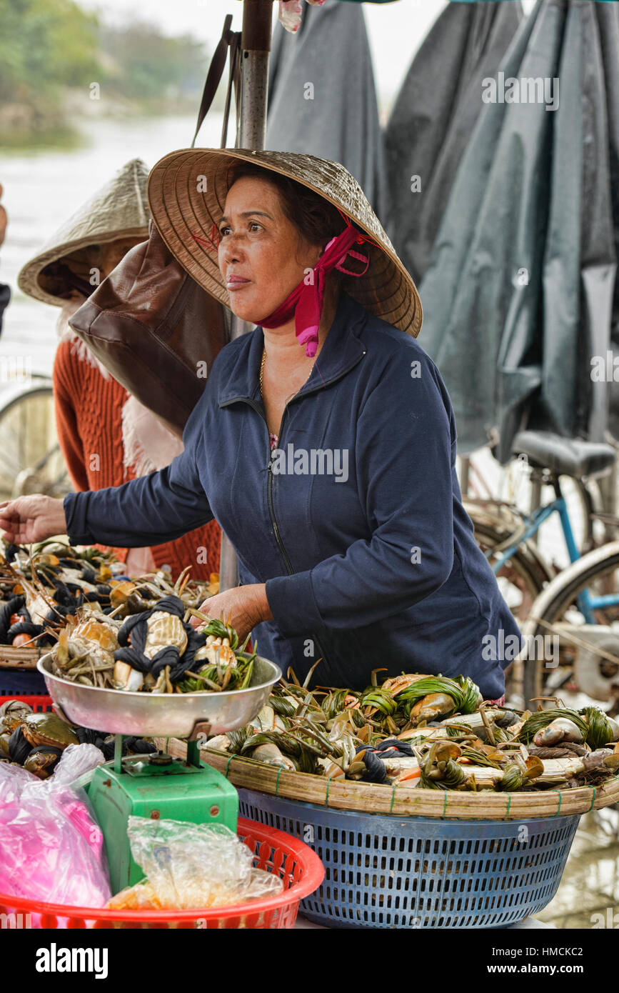 Crab vendor in the fish market, Hoi An, Vietnam Stock Photo Alamy