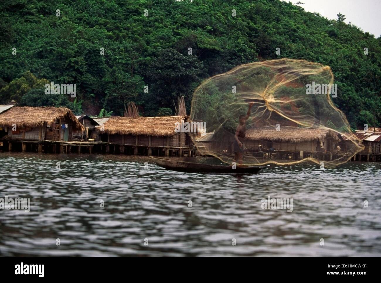 https://c8.alamy.com/comp/HMCWKP/casting-nets-in-front-of-houses-built-on-water-pile-dwellings-tiagba-HMCWKP.jpg