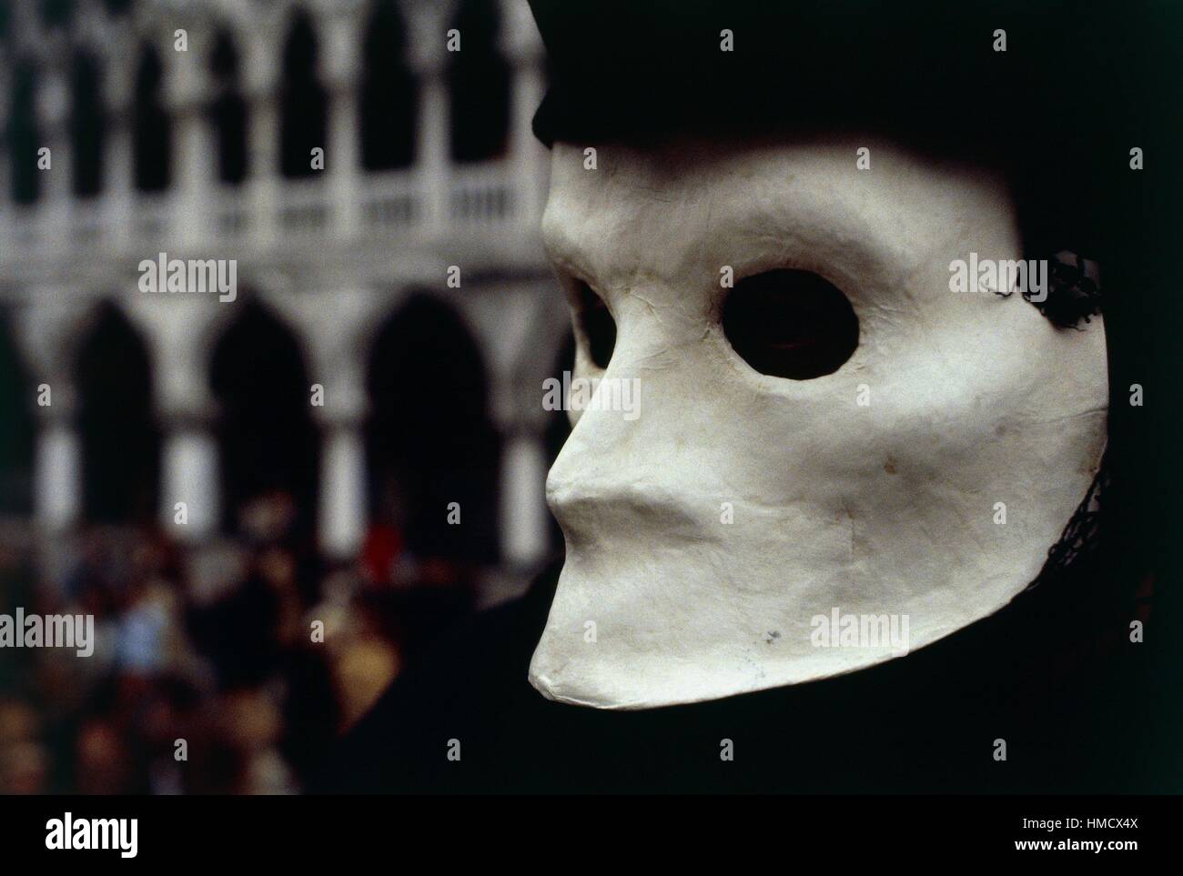 Larva (white face-shaped mask), Bauta's disguise, Venice carnival, Veneto,  Italy Stock Photo - Alamy