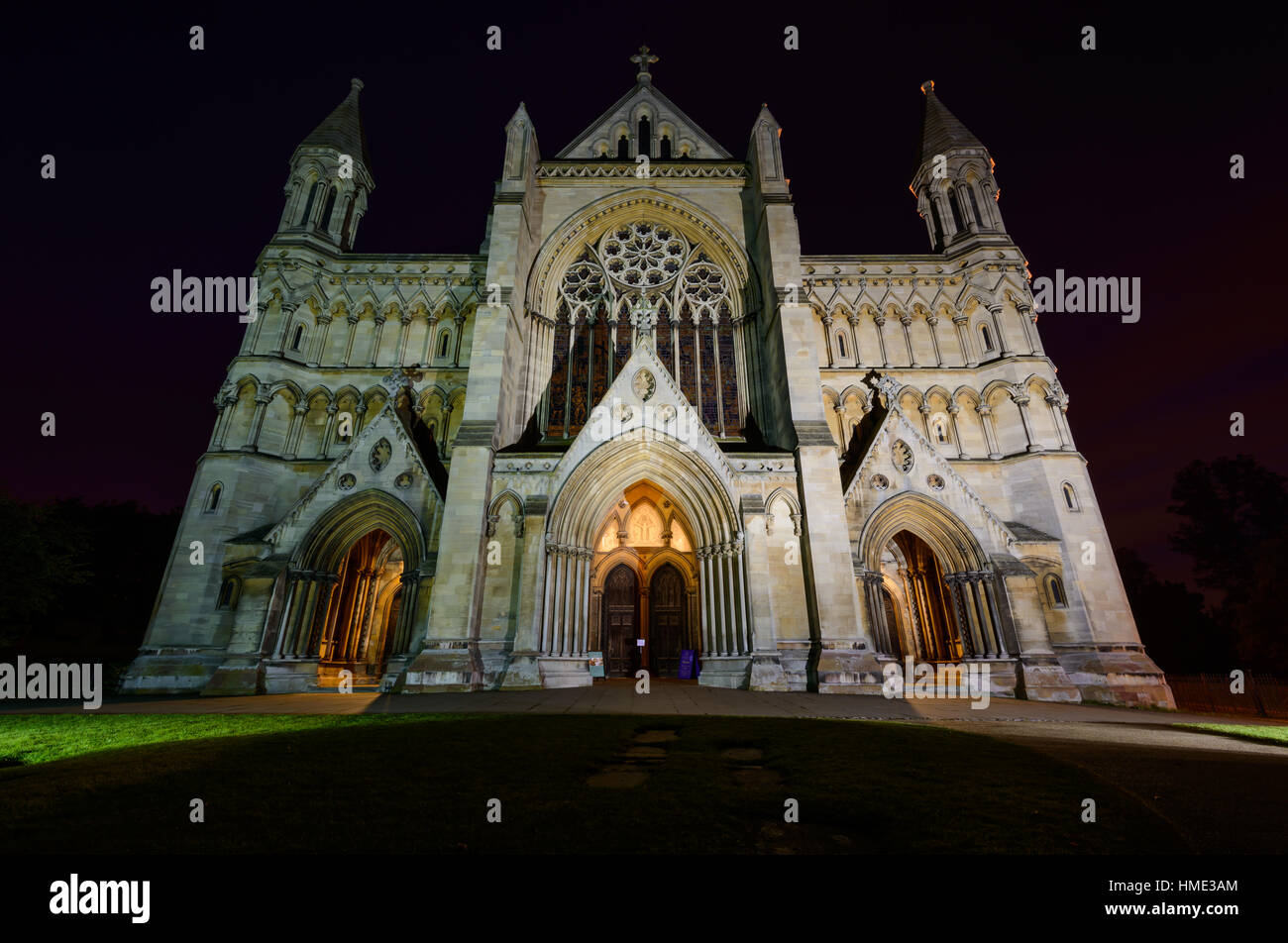 Night time view of the lit up facade of St Albans Cathedral (St Albans, Hertfordshire) Stock Photo