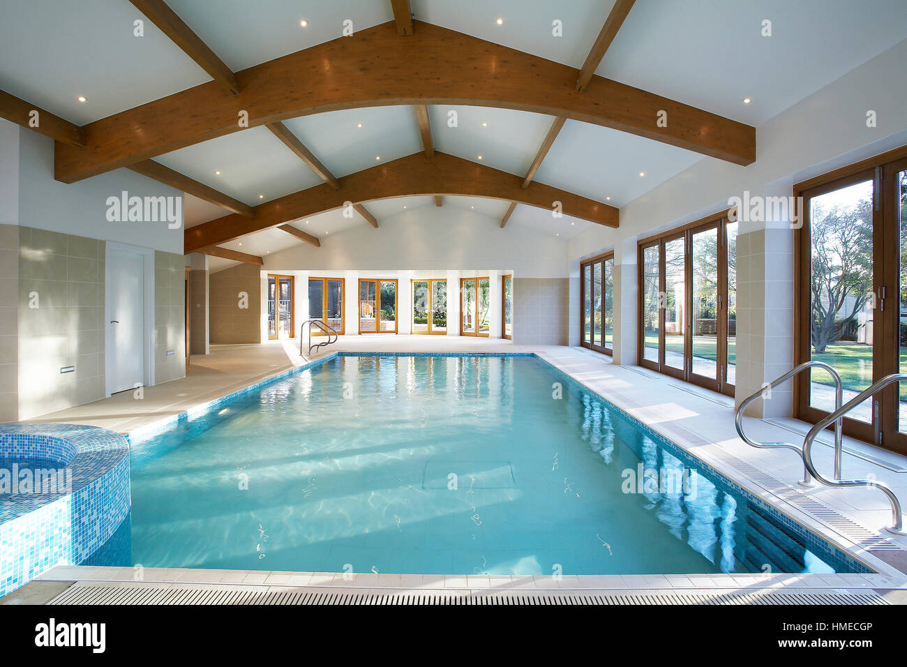Luxury swimming pool house uk hi-res stock photography and images - Alamy