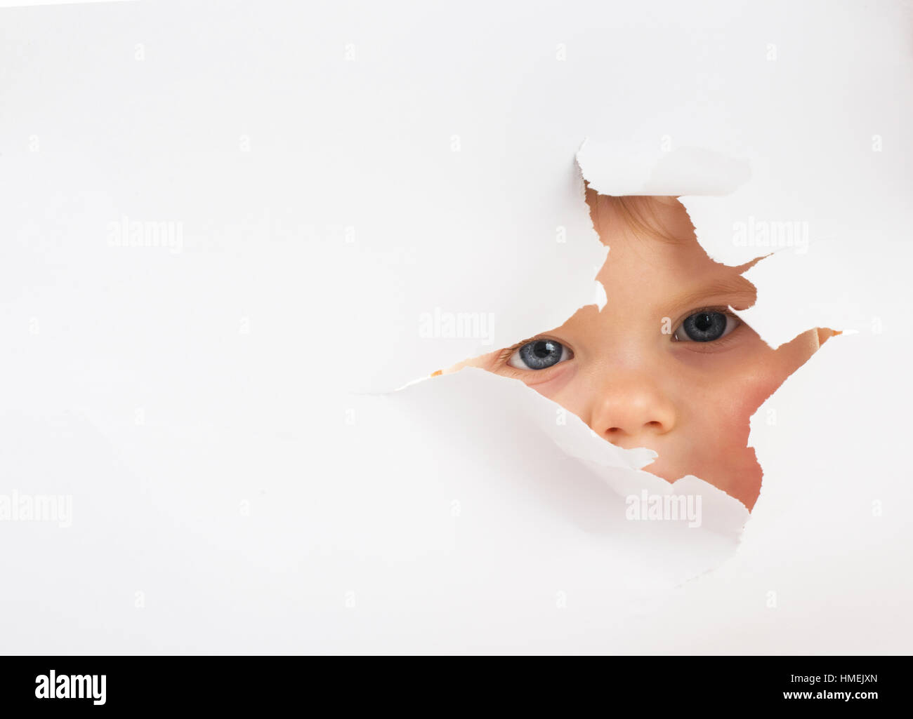 Дети на темном фоне. Малыш выглядывает. Ребенок выглядывает. Ребенок выглядывает. Дети удивлены.