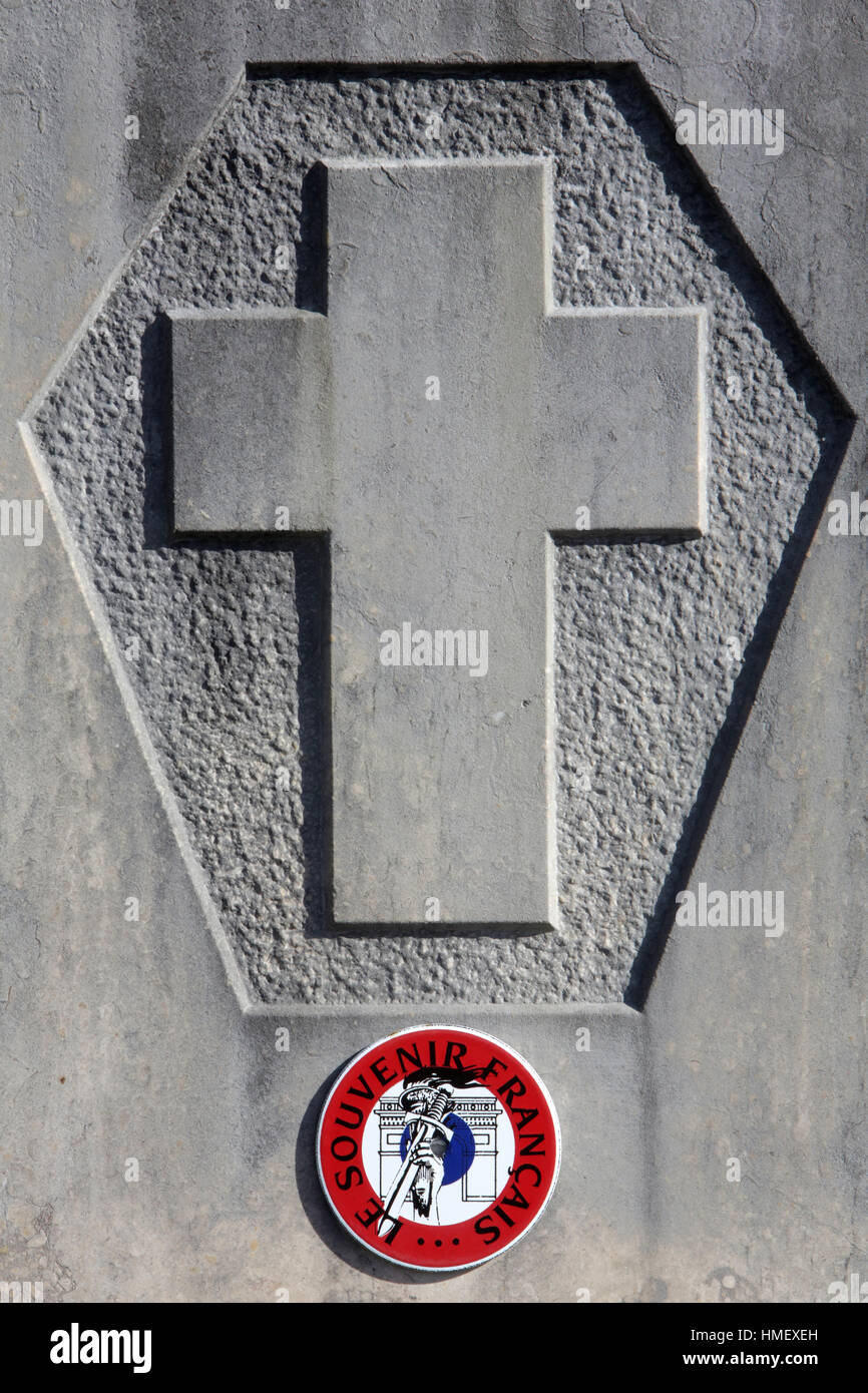 Croix sur une pierre tombale. Souvenir Français. Stock Photo