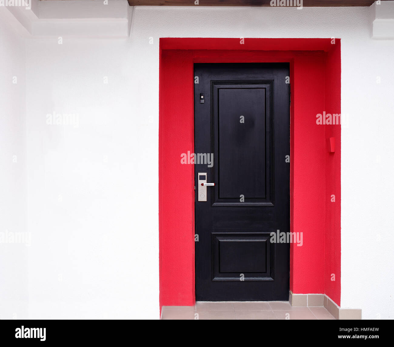 Modern white front door hi-res stock photography and images - Alamy