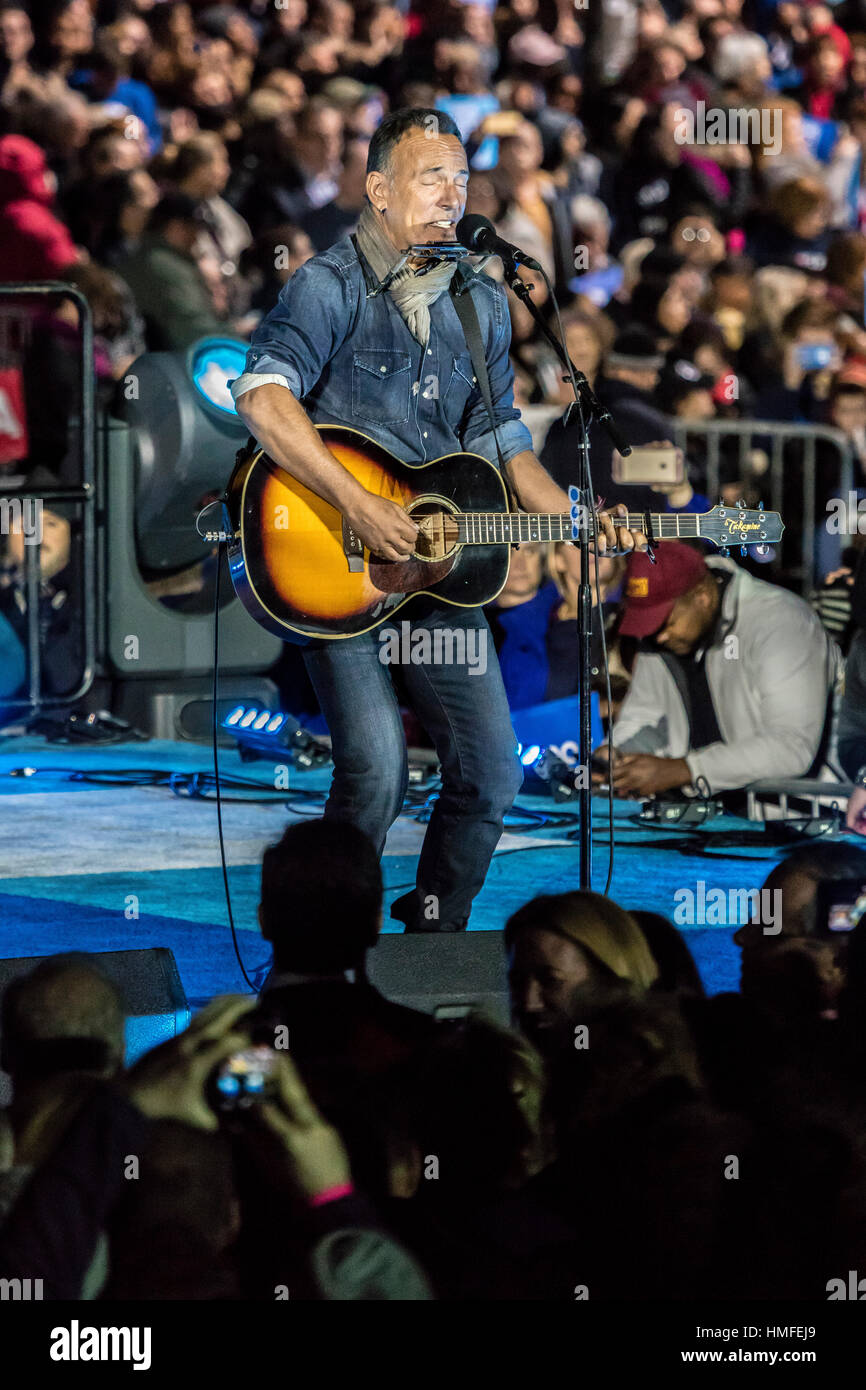 NOVEMBER 7, 2016, INDEPENDENCE HALL, Musician Bruce Springsteen performs at an election eve rally for Hillary Clinton featuring Bill and Chelsea Clinton, Barack and Michelle Obama and 'the boss.' Stock Photo