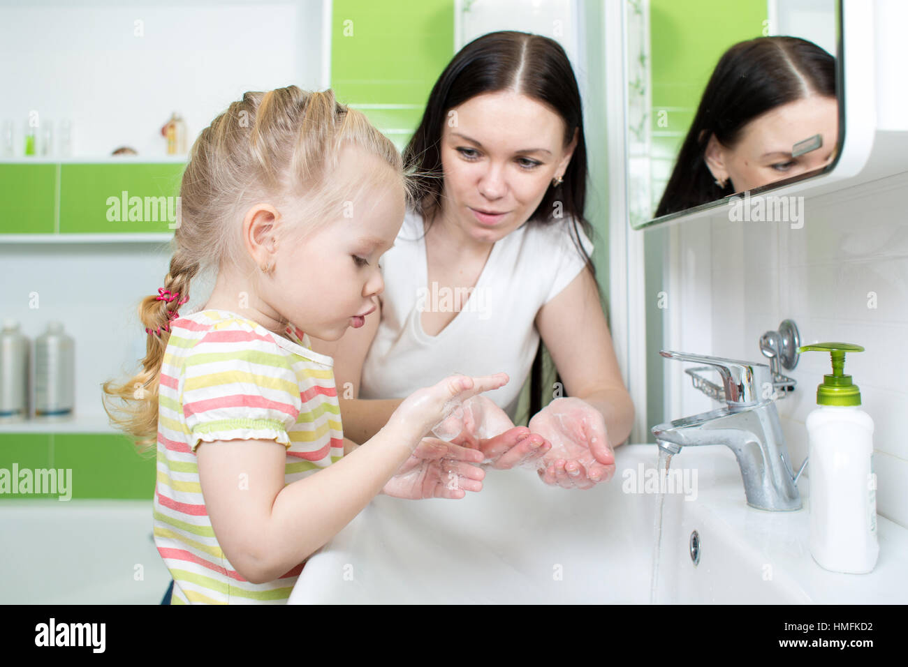 Помог маме в ванной. Мама моет руки ребенку. Мама с ребенком в ванной комнате. Для мытья ребенка в ванной. Девочек детском моют.
