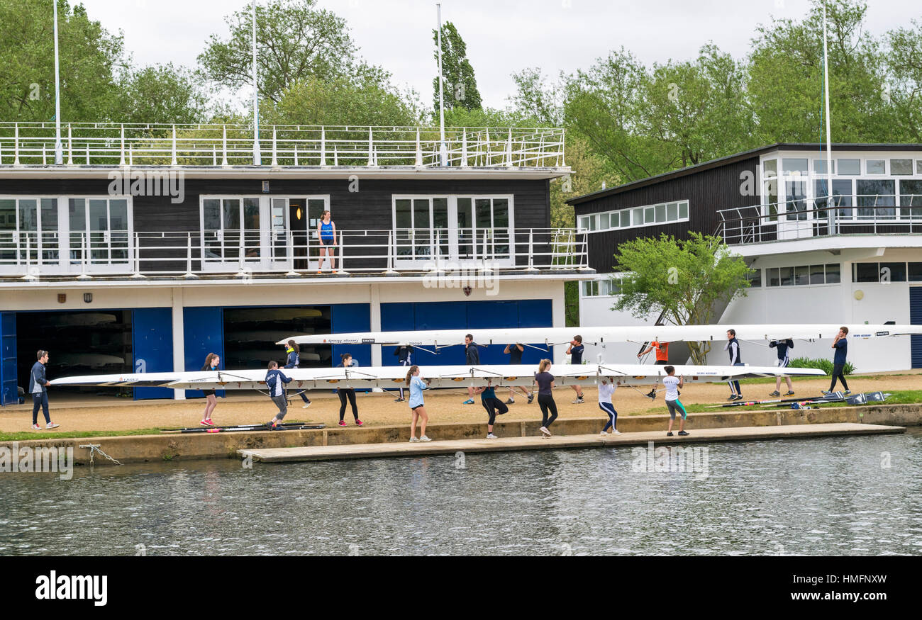 OXFORD UNIVERSITY ROWING TEAMS ON THE RIVER THAMES A TEAM OF EIGHT ORIEL WOMEN ROWERS LIFTING