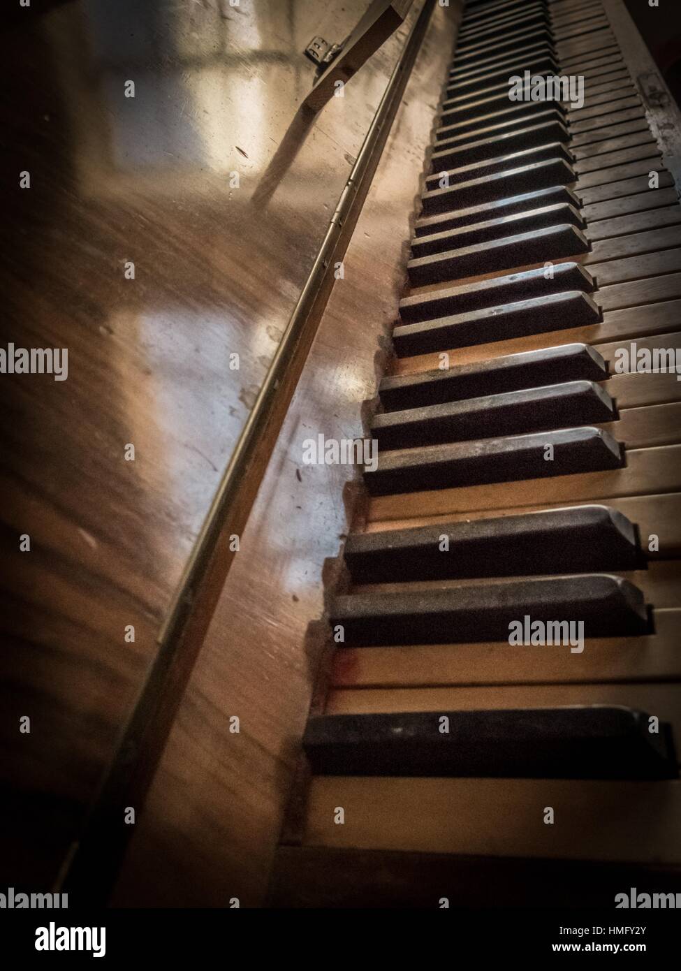 An old batered piano, discarded and covered in dust Stock Photo Alamy