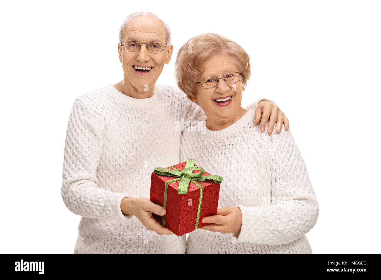 бабушка дарит подарок. какой подарок пожилому человеку. подарки для пожилых людей. сувениры для пенсионеров. подарок бабушке.