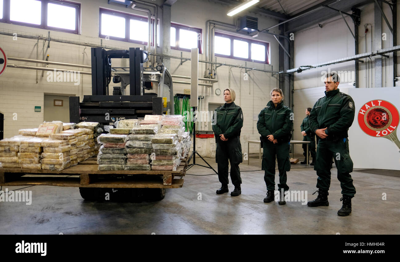 Hamburg, Germany. 03rd Feb, 2017. Customs investigators stands next to a forklift carrying a pallet of cocaine packages in Hamburg, Germany, 03 February 2017. A container carrying 717 kilos of cocaine with a sale price of 145 million euros was seized in the Port of Hamburg. The director of the customs investigation office says it may be the largest amount of cocaine to have ever been seized in Germany. Photo: Axel Heimken/dpa/Alamy Live News Stock Photo