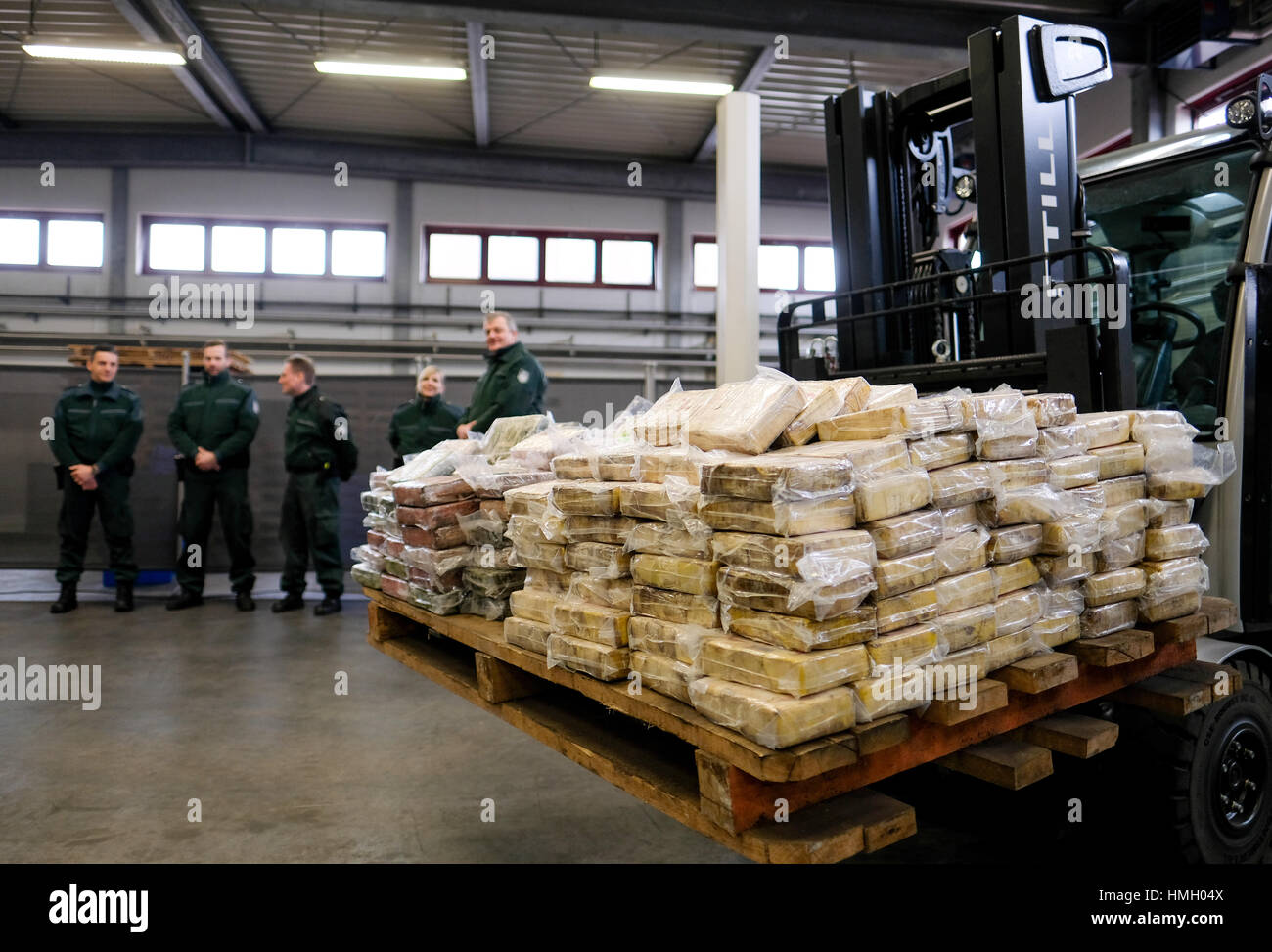 Hamburg, Germany. 03rd Feb, 2017. Customs investigators stands next to a forklift carrying a pallet of cocaine packages in Hamburg, Germany, 03 February 2017. A container carrying 717 kilos of cocaine with a sale price of 145 million euros was seized in the Port of Hamburg. The director of the customs investigation office says it may be the largest amount of cocaine to have ever been seized in Germany. Photo: Axel Heimken/dpa/Alamy Live News Stock Photo