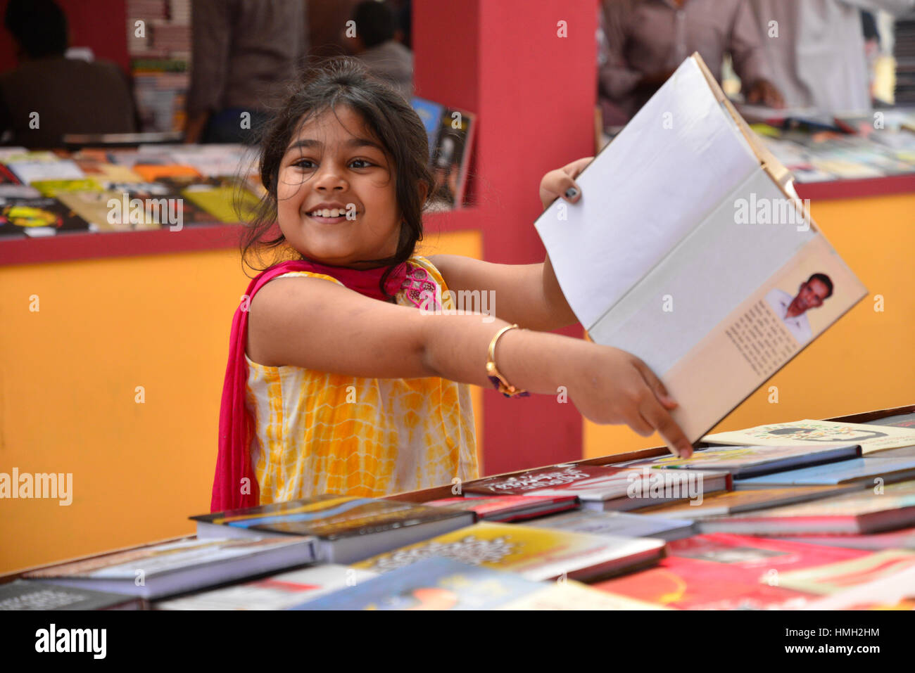 Dhaka, Bangladesh. 03rd Feb, 2017. A Bangladeshi child shopper brows