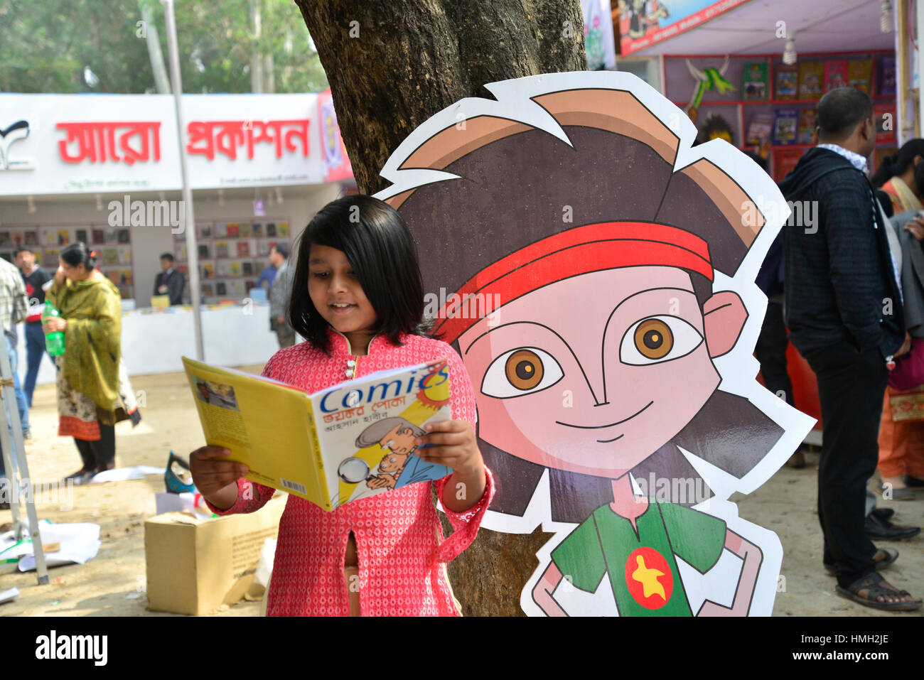 Dhaka, Bangladesh. 03rd Feb, 2017. A Bangladeshi child shopper reads