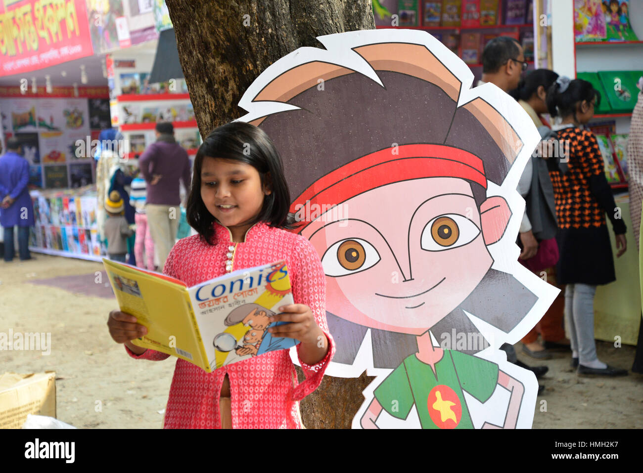 Dhaka, Bangladesh. 03rd Feb, 2017. A Bangladeshi child shopper reads