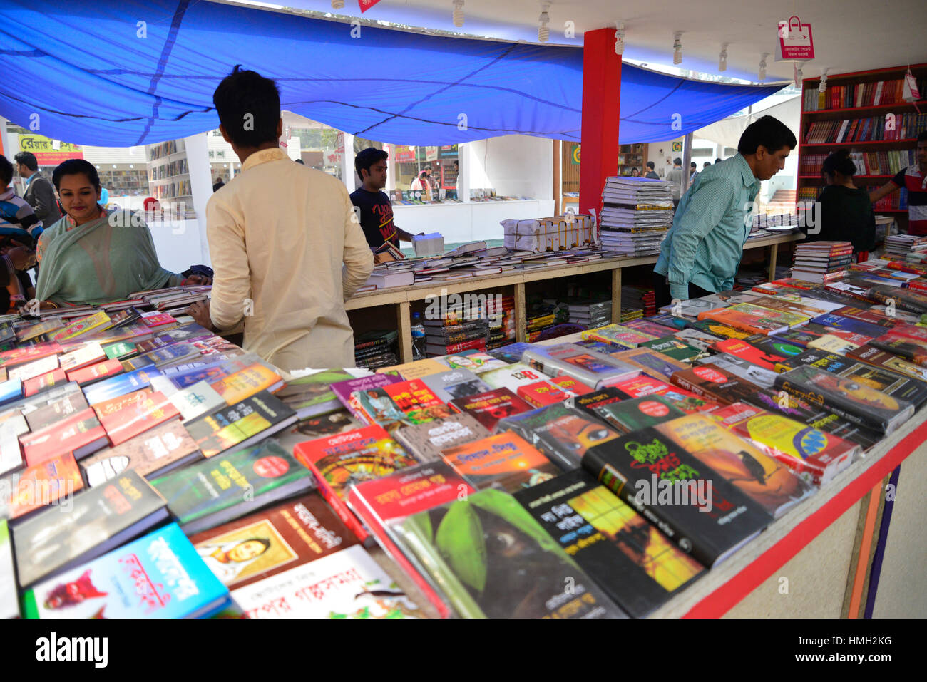 Dhaka, Bangladesh. 03rd Feb, 2017. Bangladeshi shoppers brows books at