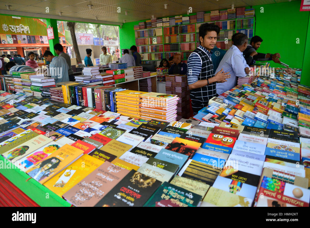 Dhaka, Bangladesh. 03rd Feb, 2017. Bangladeshi shoppers brows books at